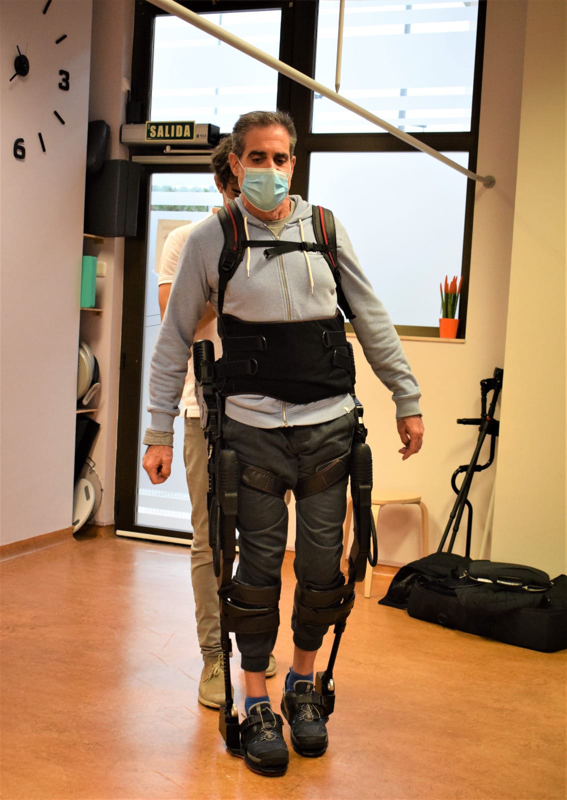 Juan Larreta probando el exoesqueleto